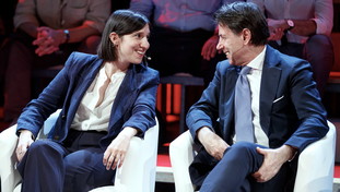 Schlein debutta con Conte al corteo antifascista: il nuovo piano Pd