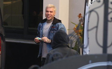 Fedez non si presenta, ansia e preoccupazione tra i fan