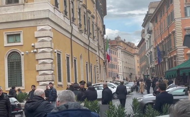 È morto il senatore Astorre, bandiere a mezz'asta e colleghi commossi