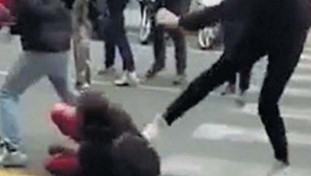 Dopo gli scontri a Firenze Pd e M5S sfilano in un corteo antifascista