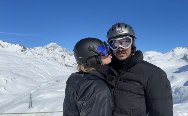 Lory Del Santo pizzicata sulla neve. Crisi finita con Cucolo?