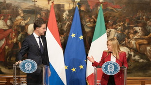 Meloni vede Rutte e detta la linea: adesso pugno duro sui trafficanti