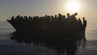 Barcone in difficoltà in Sicilia, le Ong ordinano: mandate la motovedette