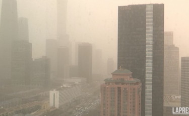 Una nube di smog fa sparire Pechino: inquinamento da brividi | GUARDA