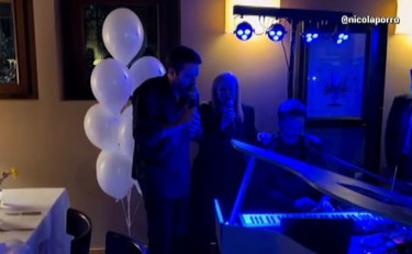 Salvini e Meloni, duetto al karaoke cantando De André