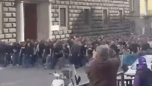 Napoli-Eintracht, tensione alle stelle: gli ultras tedeschi invadono il centro | VIDEO