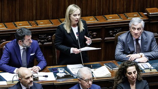 Meloni azzera la sinistra: “Calunnia l'Italia usando i migranti per fini politici”