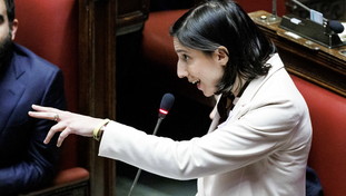 “Italiani più poveri per colpa vostra”, Schlein subito spalle al muro