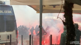 A Napoli guerriglia ultras; danni e veicoli in fiamme. Tifosi del Francoforte inarrestabili | GUARDA