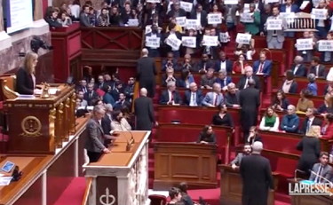 I deputati di opposizione intonano la Marsigliese