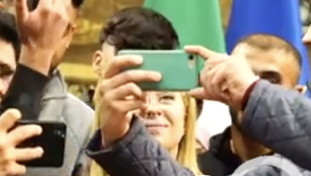 Tutti a farsi il selfie con Meloni. Ma i parenti dei migranti non erano infuriati?
