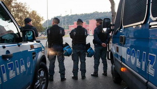 Derby ad alta tensione, lanci di bottiglie e fumogeni: polizia schierata