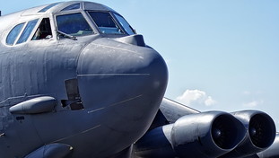 Il bombardiere nucleare in volo sopra l'Italia: che succede durante il discorso di Meloni