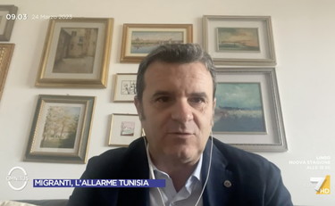 Basta ramanzine sui migranti. Centinaio si sfoga contro l'Europa