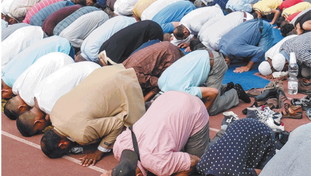 No al crocifisso in classe, sì all'aula del Ramadan: la scuola si piega agli anti-italiani