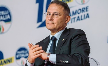 Italia trasformata nel campo profughi d'Europa. Cirielli fulmina il Pd