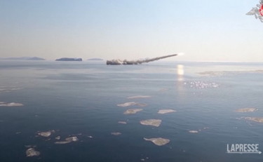 La Russia terrorizza tutti ad Oriente: razzi supersonici e navi militari | GUARDA