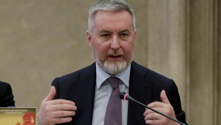 “Devi fare così”. Guerini già mette Schlein sotto scacco