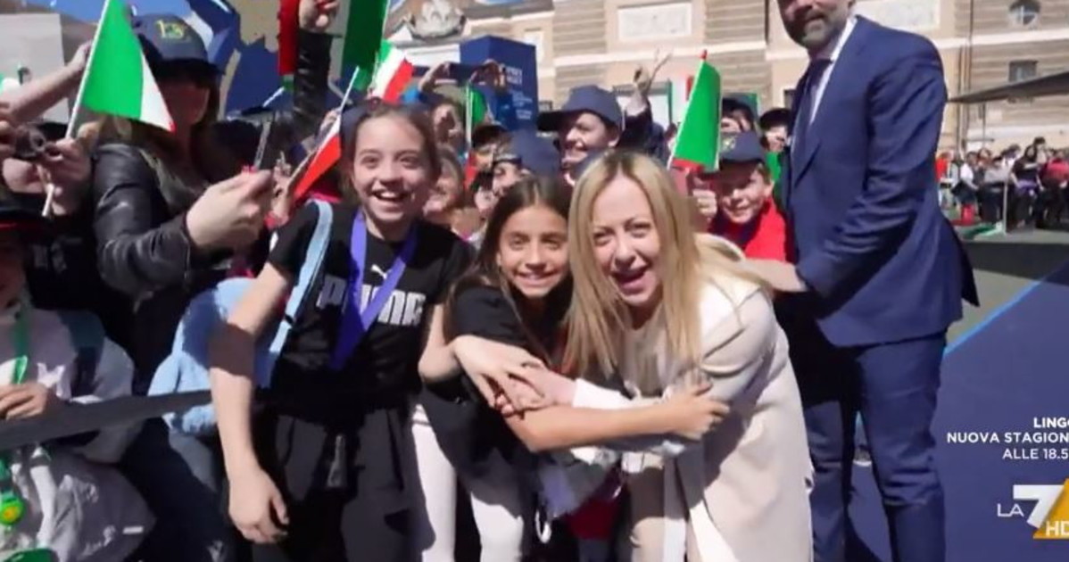 L'Aria che tira, La Russa sul coro dei bambini per Meloni cantonata di