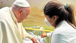 Il Papa battezza un bimbo al Gemelli. Retroscena sul malore: Aritmia