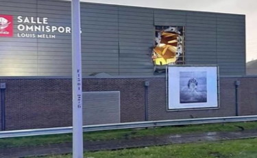 Il calciatore va a velocità incontrollata e decolla con l'auto: incidente spettacolare | GUARDA