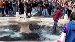 Gli ambientalisti sfregiano la Barcaccia: tanica di vernice nella fontana | VIDEO