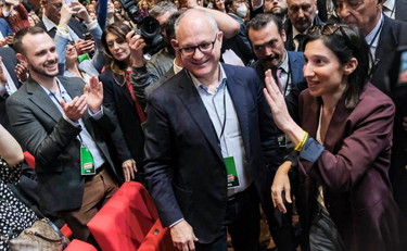 Gualtieri condanna, Schlein li giustifica ancora. Pd in tilt sugli eco-vandali