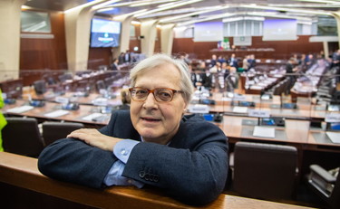 Andrebbero rinchiusi. Sgarbi tuona contro gli eco-teppisti