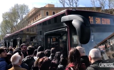 Il solito caos dei trasporti a Roma: assalto agli autobus sostitutivi | GUARDA