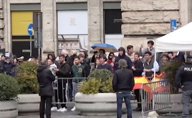 Sanchez a Roma travolto dai fischi a piazza Colonna