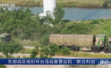 Otto navi da guerra e 42 caccia: così provano l'accerchiamento totale