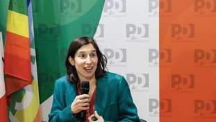 Meloni come Orban, parte il coro del Pd arcobaleno di Schlein