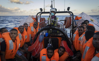 Emergenza Lampedusa, Guardia costiera salva 1.200 migranti nel Mar Ionio