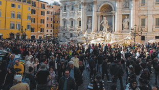 Invasione di turisti e rifiuti ovunque: Roma si sveglia nel caos dopo Pasqua