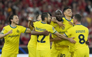 Lukaku e Barella stendono il Benfica, l'Inter vola in Champions