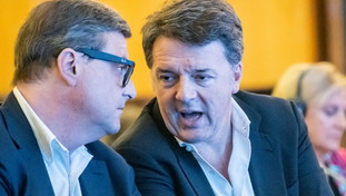 “Soldi da un assassino”, “Come i grillini”. Tra Renzi e Calenda esce di tutto