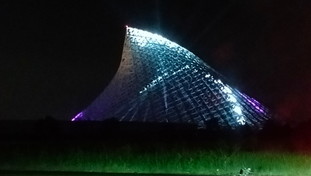 La Vela di Calatrava illuminata di notte: Perché. E scoppia il caso