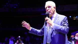 “Siamo alle comiche”. Il governatore rosso loda Salvini e imbarazza il Pd