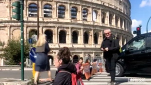 “Danneggiate noi cittadini”. I romani si infuriano per il blocco al Colosseo | GUARDA