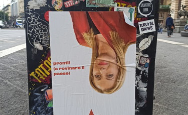 Giorgia Meloni a testa in giù. L'ultima vergogna del 25 aprile