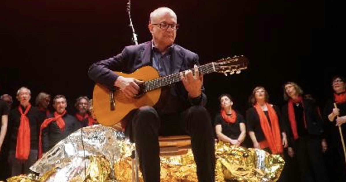 Festa del 25 aprile, Roberto Gualtieri suona "Bella ciao" alla chitarra
