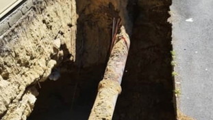 La tubazione si spacca e si apre la voragine: palazzo evacuato a Portuense