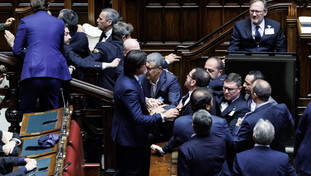 Passa il Def, bagarre alla Camera: furia Stumpo contro Fdi, fermato