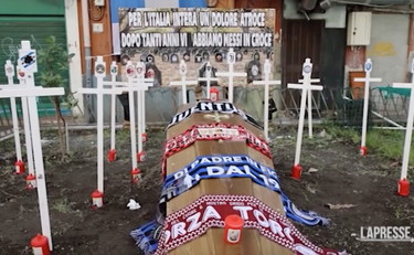 Cimitero della Serie A e la bara: la festa scudetto a Napoli è macabra | GUARDA