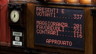 Def approvato ma esplode il caos: passa il testo e il Pd abbandona l'emiciclo