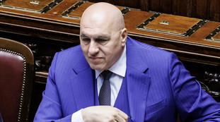 Non sa di che parla. Faccia il fisico. Crosetto a valanga contro Rovelli