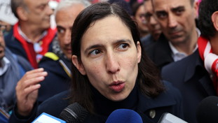 Più colori e più tasse per tutti: Schlein fra armocromia e patrimoniale