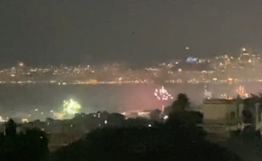 Napoli, lo spettacolo della città illuminata dai fuochi d'artificio | VIDEO