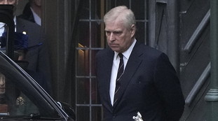 Fischi al principe Andrea, tensione tra la folla al passaggio del corteo reale