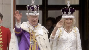 Carlo III e Camilla, il saluto ai sudditi e l'assenza pesante sul balcone